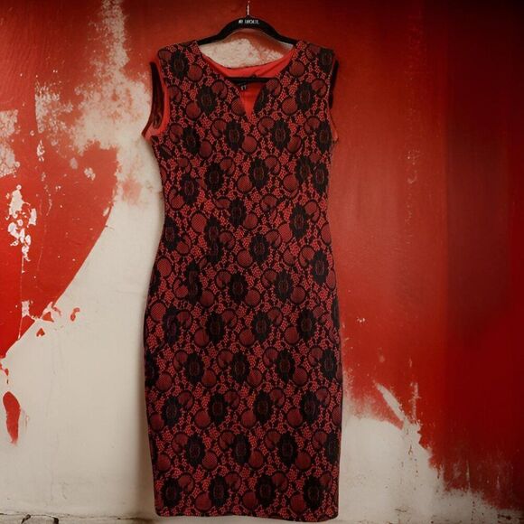 New clutch/purse/bag in crimson red velvet with gold tone metal, geometric - Picture 5 of 16